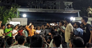 মধ্যরাতে ঢাবিতে বিক্ষোভ