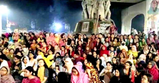 ধর্ষকদের বিচারের দাবিতে মধ্যরাতে উত্তাল ঢাবি, ২৪ ঘণ্টার আলটিমেটাম ধর্ষকদের বিচারের দাবিতে মধ্যরাতে উত্তাল ঢাবি, ২৪ ঘণ্টার আলটিমেটাম