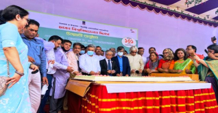 ১০২ পাউন্ডের কেক কেটে ঢাকা বিশ্ববিদ্যালয় দিবস উদযাপন ১০২ পাউন্ডের কেক কেটে ঢাকা বিশ্ববিদ্যালয় দিবস উদযাপন