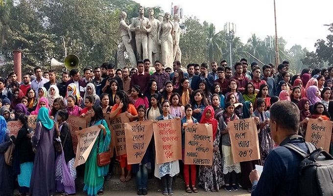 ছাত্রী ধর্ষণ : দোষীদের শাস্তির দাবিতে ক্ষোভে উত্তাল ঢাবি