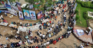 উৎসবমুখর পরিবেশে চলছে ডিইউজের ভোট