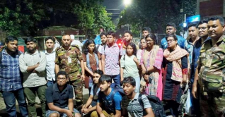 ক্যাম্পাসে ফিরলেন বন্যায় আটকা পড়া ঢাবি শিক্ষার্থীরা ক্যাম্পাসে ফিরলেন বন্যায় আটকা পড়া ঢাবি শিক্ষার্থীরা