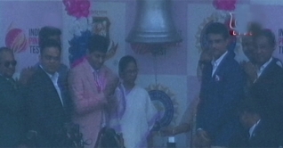 ঘণ্টা বাজিয়ে টেস্টম্যাচ উদ্ধোধন করলেন হাসিনা-মমতা