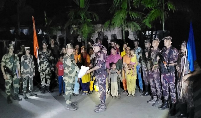 আটক ২৪ জন বাংলাদেশি নারী-পুরুষ ও শিশুকে ফেরত এনে পরিবারের কাছে হস্তান্তর করেছে বর্ডার গার্ড বাংলাদেশ (বিজিবি)। ছবি: সংগৃহীত