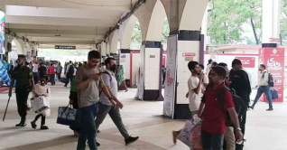 ঈদ সামনে, আগেভাগেই ঢাকা ছাড়ছেন ঘরমুখো মানুষ ঈদ সামনে, আগেভাগেই ঢাকা ছাড়ছেন ঘরমুখো মানুষ