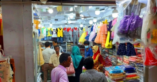 ভোগান্তি পেরিয়ে জমেছে কক্সবাজারের ঈদবাজার ভোগান্তি পেরিয়ে জমেছে কক্সবাজারের ঈদবাজার