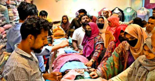 ছুটির দিনে ঈদের কেনাকাটায় ধুম 