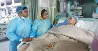 এরশাদের পাশে রওশনের কোরআন তেলাওয়াত-দোয়া এরশাদের পাশে রওশনের কোরআন তেলাওয়াত-দোয়া