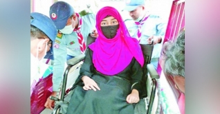 হুইলচেয়ারে চড়ে ভর্তিযুদ্ধে শাহনাজ আক্তার