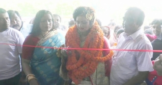 প্রচলিত নিয়ম ভেঙে বরের বাড়িতে এল কনেপক্ষ, নিয়ে গেল বর