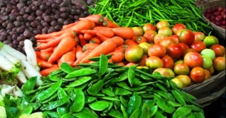 হিলিতে কমেছে সবজির দাম, নিম্ন আয়ের মানুষের মুখে হাসি