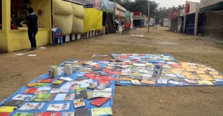 হঠাৎ বৃষ্টি, ভিজে গেছে বইমেলার অনেক স্টল হঠাৎ বৃষ্টি, ভিজে গেছে বইমেলার অনেক স্টল