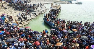 ঈদ যাত্রার শেষ দিনেও ফেরিঘাটে জনস্রোত ঈদ যাত্রার শেষ দিনেও ফেরিঘাটে জনস্রোত