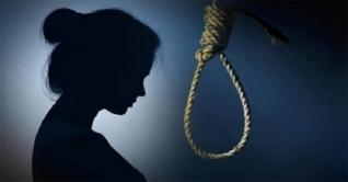 ছেলের সামনেই ফাঁস দিয়ে প্রাণ দিলেন মা