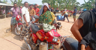 দাবদাহে মায়ের অপেক্ষা: এক লিটার তেলে ছেলের জীবিকা ফেরানোর লড়াই