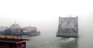 কুয়াশার কারণে বন্ধ ফেরি চলাচল, দেড় ঘণ্টা পর স্বাভাবিক কুয়াশার কারণে বন্ধ ফেরি চলাচল, দেড় ঘণ্টা পর স্বাভাবিক