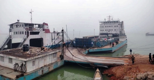 দৌলতদিয়া-পাটুরিয়ায় ফেরি চলাচল বন্ধ