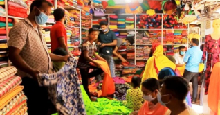 খুলেছে নিউমার্কেট, দোকানে ক্রেতারা খুলেছে নিউমার্কেট, দোকানে ক্রেতারা