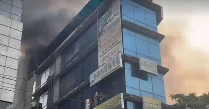 রাজধানীর ধানমন্ডিতে বহুতল ভবনে আগুন