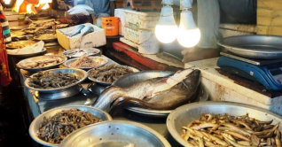 ক্রেতা নেই মাংসের দোকানে, চড়া মাছের বাজার ক্রেতা নেই মাংসের দোকানে, চড়া মাছের বাজার