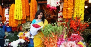 ফুলের দামে উৎসবের আগুন ফুলের দামে উৎসবের আগুন