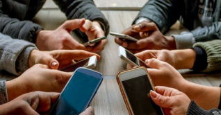 সেলফোন সর্বনাশ করে ফেলছে এই প্রজন্মের