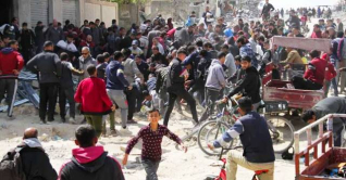 ত্রাণের জন্য অপেক্ষারতদের ওপর হামলা, হতাহত দেড় শতাধিক