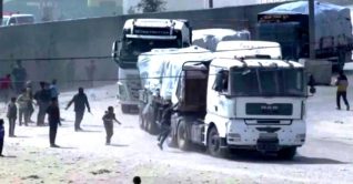 গাজায় ত্রাণ বহনকারী ট্রাকে ক্ষুধার্ত মানুষের হানা গাজায় ত্রাণ বহনকারী ট্রাকে ক্ষুধার্ত মানুষের হানা