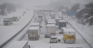 ভারী তুষারঝড়ে জার্মানিতে বিপর্যস্ত জনজীবন ভারী তুষারঝড়ে জার্মানিতে বিপর্যস্ত জনজীবন