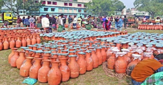 জমে উঠেছে দেশের সর্ববৃহৎ খেজুর গুড়ের হাট