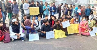 বশেমুরবিপ্রবি ছাত্রীকে ধর্ষণ : ঢাকা-খুলনা মহাসড়ক অবরোধ