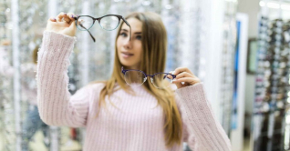 যেসব লক্ষণে বুঝবেন চশমা বদলের সময় হয়েছে যেসব লক্ষণে বুঝবেন চশমা বদলের সময় হয়েছে
