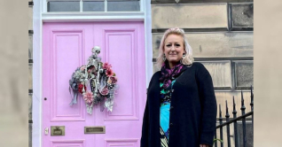 দরজার রং গোলাপী, জরিমানা গুনতে হলো ২৩ লাখ টাকা দরজার রং গোলাপী, জরিমানা গুনতে হলো ২৩ লাখ টাকা