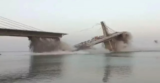 গঙ্গার বুকে ভেঙ্গে পড়লো চার লেনের সেতু গঙ্গার বুকে ভেঙ্গে পড়লো চার লেনের সেতু