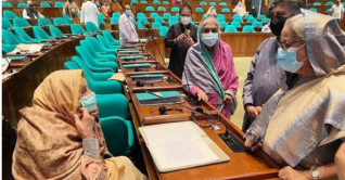 সংসদে চেয়ার থেকে উঠে গিয়ে রওশনের খবর নিলেন প্রধানমন্ত্রী