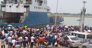 পাটুরিয়ায় ঘরমুখো মানুষের প্রচণ্ড ভিড় পাটুরিয়ায় ঘরমুখো মানুষের প্রচণ্ড ভিড়