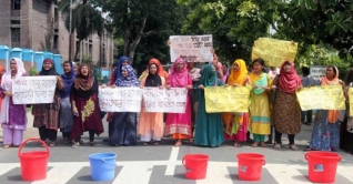 হলে ওঠার দাবিতে ছাত্রীদের সড়ক অবরোধ