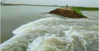 সুনামগঞ্জে ছায়ার হাওরের বাঁধ ভেঙে ঢুকছে পানি সুনামগঞ্জে ছায়ার হাওরের বাঁধ ভেঙে ঢুকছে পানি
