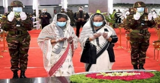 বঙ্গবন্ধুর প্রতিকৃতিতে প্রধানমন্ত্রীর শ্রদ্ধা