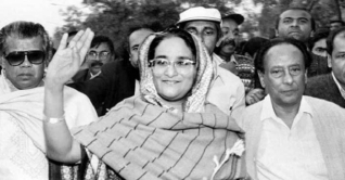আজ ৭ মে, গণতন্ত্র পুনরুদ্ধারে স্বদেশে ফিরেন শেখ হাসিনা আজ ৭ মে, গণতন্ত্র পুনরুদ্ধারে স্বদেশে ফিরেন শেখ হাসিনা