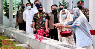 শেখ রাসেলের সমাধিতে শেখ হাসিনা-রেহানার শ্রদ্ধা