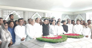 শেরে বাংলা এ কে ফজলুল হকের মাজারে প্রধানমন্ত্রীর শ্রদ্ধা