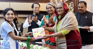 বিনামূল্যে পাঠ্যপুস্তক বিতরণ উদ্বোধন করলেন প্রধানমন্ত্রী