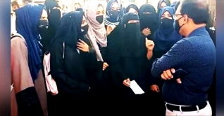 হিজাব পরায় কলেজ ঢুকতে দেওয়া হলো না ছাত্রীদের