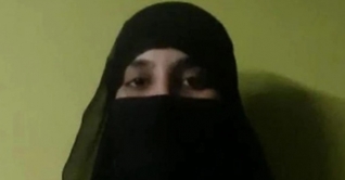 হিজাব খুলতে বলায় ইস্তফা দিলেন অধ্যাপিকা