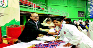 ইবি শিক্ষার্থী তানজিনার স্বর্ণপদক জয়