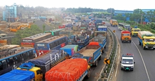 দীর্ঘ যানজটে চরম দুর্ভোগ ঢাকা-টাঙ্গাইল মহাসড়কে দীর্ঘ যানজটে চরম দুর্ভোগ ঢাকা-টাঙ্গাইল মহাসড়কে