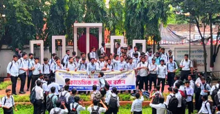 ধানমন্ডি আইডিয়ালে শিক্ষক-শিক্ষার্থীদের বিক্ষোভ, ক্লাস বর্জন 