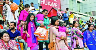 অভিজাত বিপণিবিতানে জমে উঠেছে ঈদের কেনাকাটা অভিজাত বিপণিবিতানে জমে উঠেছে ঈদের কেনাকাটা