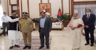 প্রধানমন্ত্রীর উপস্থিতিতে ব্যাজ পরানো হলো নতুন আইজিপিকে প্রধানমন্ত্রীর উপস্থিতিতে ব্যাজ পরানো হলো নতুন আইজিপিকে